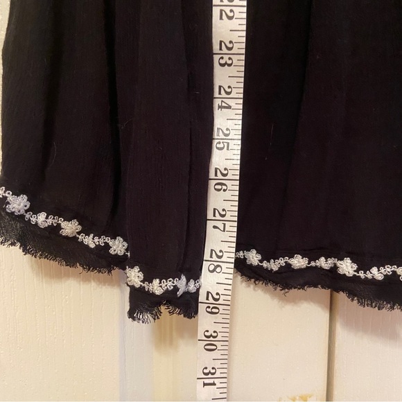 Black Sleeveless Top with White Pattern - Picture 8 of 9